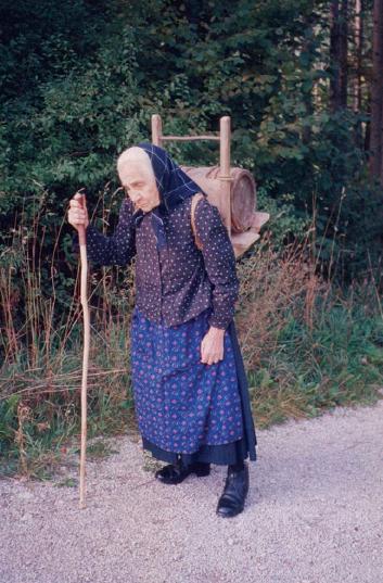 Brunnweg alte Frau